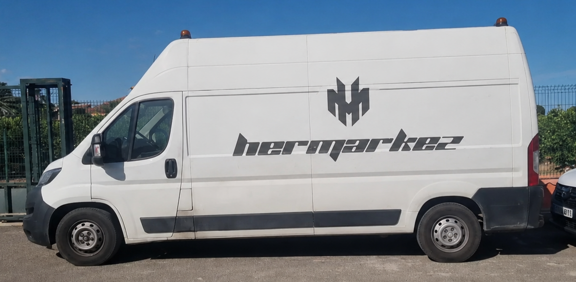 Furgoneta de Transportes Hermarkez aparcada y lista para realizar una mudanza en Vera, Almería